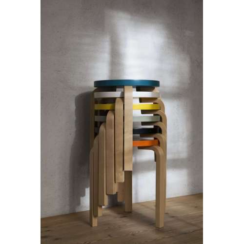 60 Stool 3 Legs Natural Black - Artek - Alvar Aalto - Zitbanken en krukjes - Furniture by Designcollectors