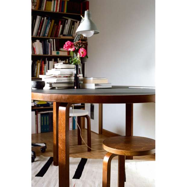 Stool E60 (4 poten) Walnoot - Olijfkleurig Linoleum - Artek - Alvar Aalto - Google Shopping - Furniture by Designcollectors