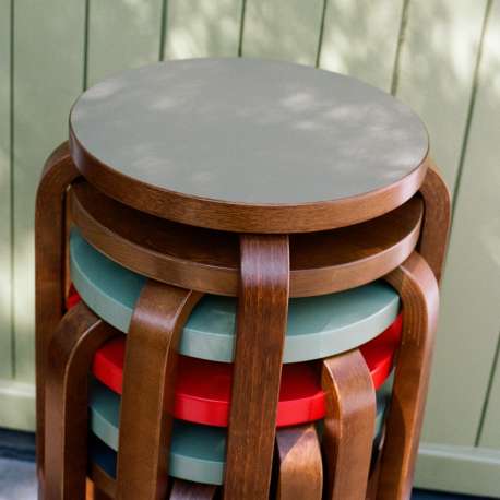 E60 Stool 4 Legs walnut Stained - seat olive linoleum - artek - Alvar Aalto - Accueil - Furniture by Designcollectors