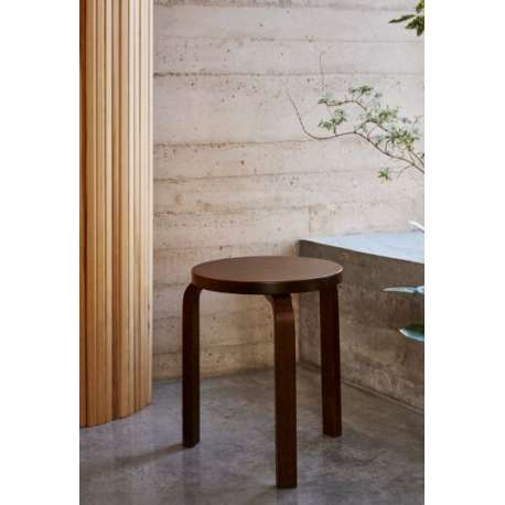 Stool 60 Kruk 3 potenen zit walnoot gebeitst - artek - Alvar Aalto - Home - Furniture by Designcollectors