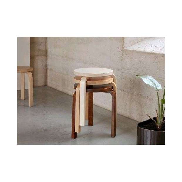 Stool 60 Kruk 3 poten zit walnoot gebeitst - Artek - Alvar Aalto - Home - Furniture by Designcollectors