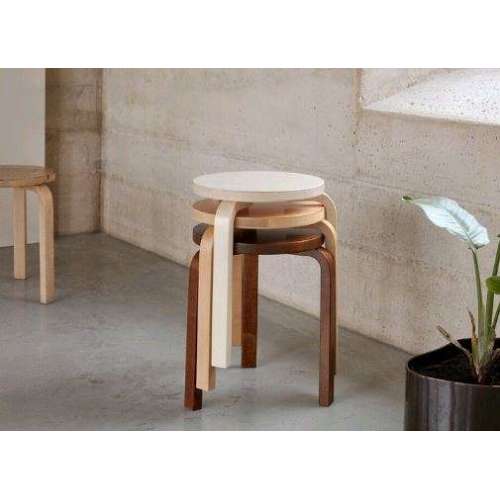 Stool 60 Kruk 3 poten zit walnoot gebeitst - Artek - Alvar Aalto - Home - Furniture by Designcollectors