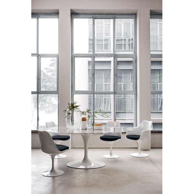 Tulip Armchair White Shell and base, EVA Steel - Knoll - Eero Saarinen - Stoelen - Furniture by Designcollectors