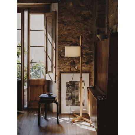 TMM Floor Lamp, Natural Oak, White - Santa & Cole - Miguel Milá - Staande Lampen - Furniture by Designcollectors