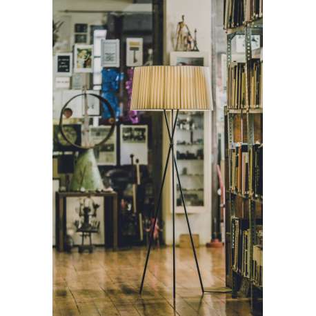 Tripode G5 Floor lamp, black metal, Natural - Santa & Cole - Santa & Cole Team - Floor Lamp - Furniture by Designcollectors