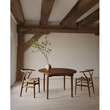 CH338 Dining table (prepared for 4 leaves), Oiled walnut - Carl Hansen & Son - Hans Wegner - Home - Furniture by Designcollectors