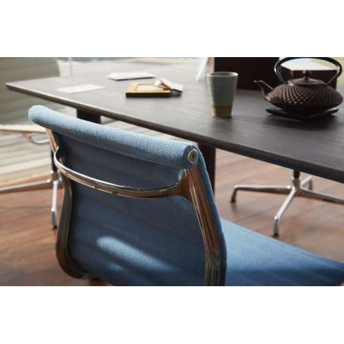 Aluminium Chair EA 104 Stoel - Hopsak blue/ivory - Vitra - Charles & Ray Eames - Stoelen - Furniture by Designcollectors