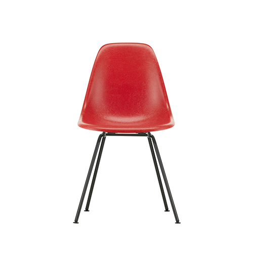 Eames Fiberglass Chairs: DSX Stoel - Eames classic red - Basic dark powder coated - Vitra - Charles & Ray Eames - Fiberglass - Furniture by Designcollectors