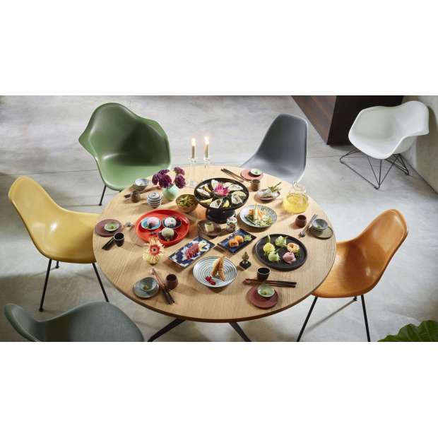 Vitra segmented table dining: round - Solid American Walnut - Vitra - Charles & Ray Eames - Outlet - Furniture by Designcollectors
