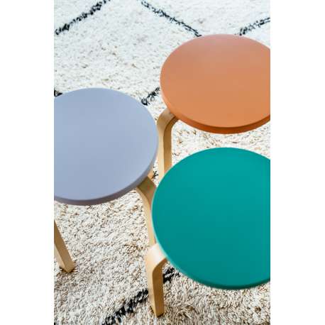 Stool 60 (3 poten): Speciale editie - Set van 3 kleuren, samengesteld door Sofie D'Hoore - artek - Alvar Aalto - Zitbanken en krukjes - Furniture by Designcollectors