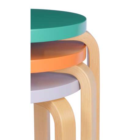 Stool 60 (3 poten): Speciale editie - Set van 3 kleuren, samengesteld door Sofie D'Hoore - artek - Alvar Aalto - Zitbanken en krukjes - Furniture by Designcollectors
