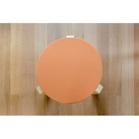 Stool E60 (4 poten): Speciale editie - Set van 3 kleuren, samengesteld door Sofie D'Hoore - Artek - Alvar Aalto - Zitbanken en krukjes - Furniture by Designcollectors