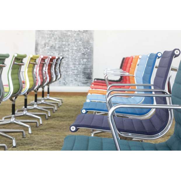 Aluminium Chair EA 104 Stoel - Hopsak poppy red/ivory - Vitra - Charles & Ray Eames - Stoelen - Furniture by Designcollectors