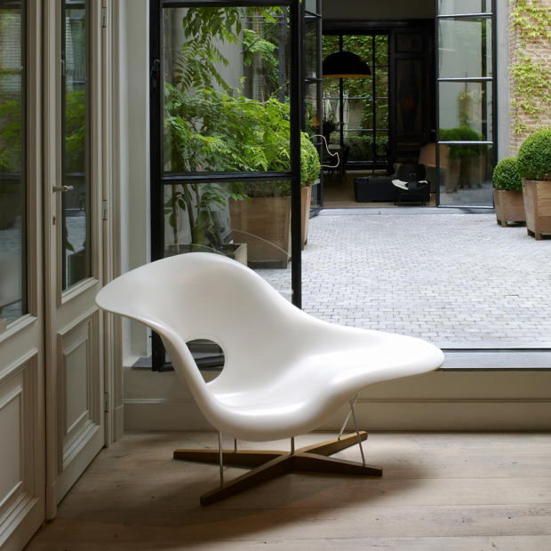 La Chaise (showroommodel) - Vitra - Charles & Ray Eames - Home - Furniture by Designcollectors