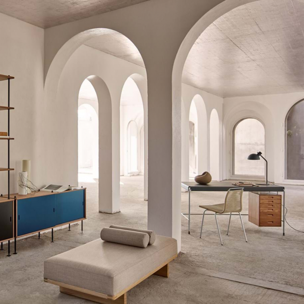 AJ52 160 x 70 Society table Bureau - Carl Hansen & Son - Arne Jacobsen - Home - Furniture by Designcollectors