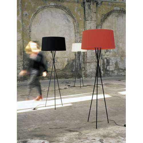 Tripode G5 staande lamp, zwart metaal, Terracotta Raw - Santa & Cole - Santa & Cole Team - Home - Furniture by Designcollectors