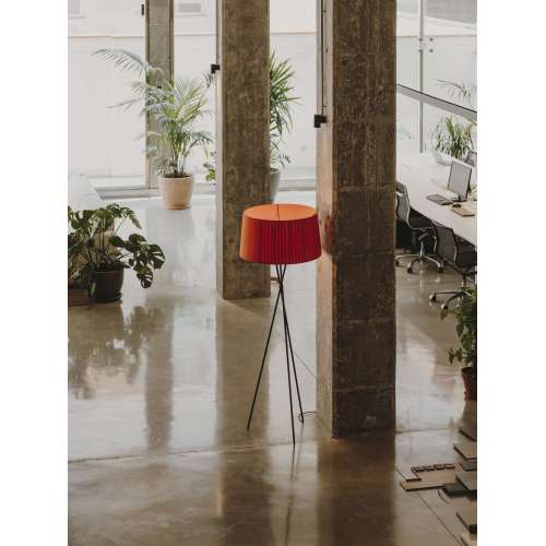Tripode G5 staande lamp, zwart metaal, Terracotta Raw - Santa & Cole - Santa & Cole Team - Home - Furniture by Designcollectors