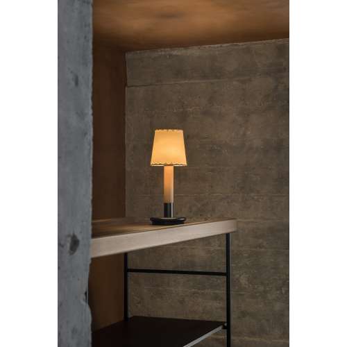 Básica Mínima Batería, Stitched beige parchment - Santa & Cole - Santa & Cole Team - Lampes de Table - Furniture by Designcollectors