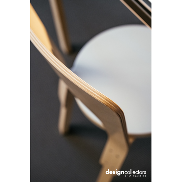 Chair 66 Stoel - nauurlijk gelakte poten, witte zitting - Artek - Alvar Aalto - Home - Furniture by Designcollectors
