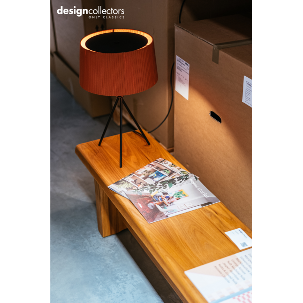 Tripode M3 Tafellamp, Tile Raw - Santa & Cole - Santa & Cole Team - Tafellampen - Furniture by Designcollectors