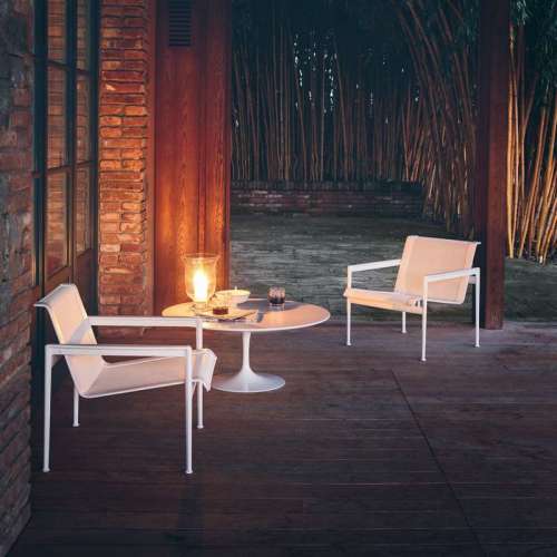 Schultz Longue Chair 1966 met armleuning, Wit, Donkerrood frame - Knoll - Richard Schultz - Outdoor - Furniture by Designcollectors