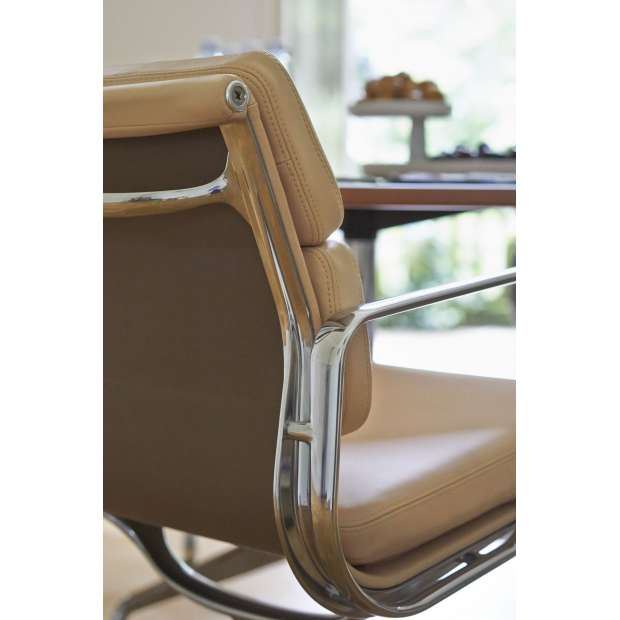 Soft Pad EA 208 - Premium Leder F - Verchroomd - Camel - Nieuwe hoogte - Vitra - Charles & Ray Eames - Stoelen - Furniture by Designcollectors