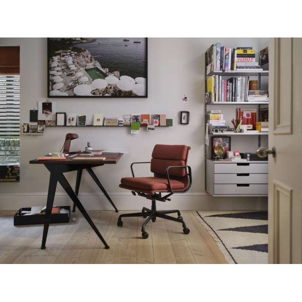 Soft Pad Chair EA 217 - Gepolijst- Track: Brick/Dark Red - Vitra - Charles & Ray Eames - Bureaustoelen  - Furniture by Designcollectors
