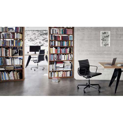 Aluminium Chair EA 117 Stoel - Leather - Chocoladebruin - Vitra - Charles & Ray Eames - Home - Furniture by Designcollectors