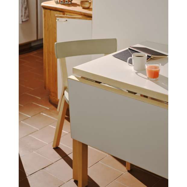 DL81C Table Pliante, Pistachio/Olive, Special Edition - Artek - Alvar Aalto - Tables & Bureaux - Furniture by Designcollectors