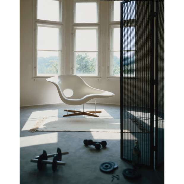 La Chaise (showroom model) - Vitra - Charles & Ray Eames - Home - Furniture by Designcollectors